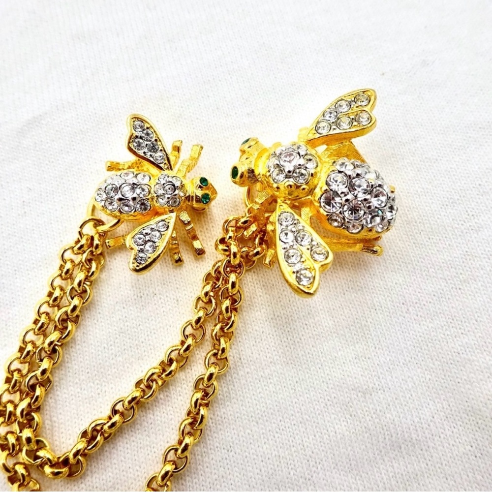 Vintage Joan Rivers Classic Collection gold tone double bee brooch with chain. - Picture 2 of 10